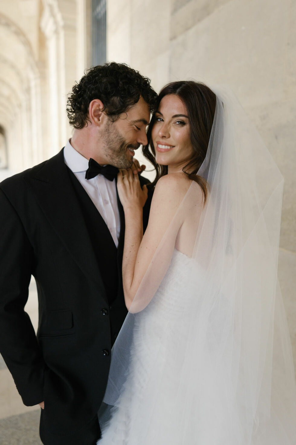Couple élégant rayonnant de bonheur lors de leur mariage en France – Un Jardin de Lumières, wedding planner de prestige à Paris.